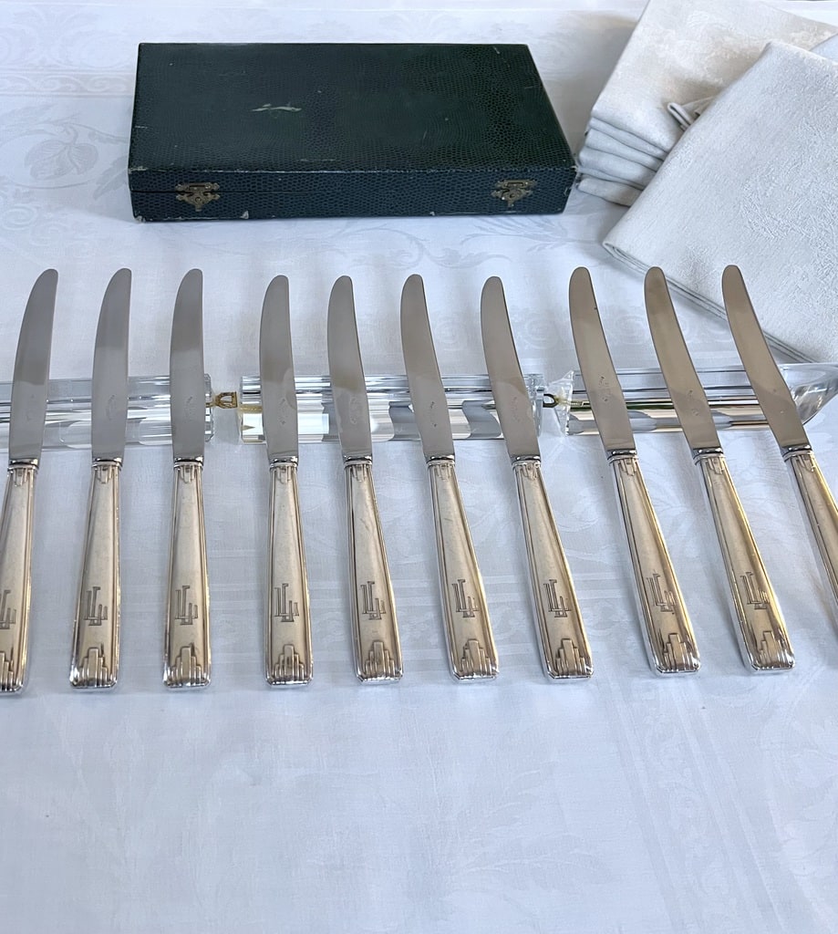 couteaux-entremets-art-deco-metal-blanc-initales-monogrammes-couverts-vintage-art-de-la-table-antiquaire-brocante-france