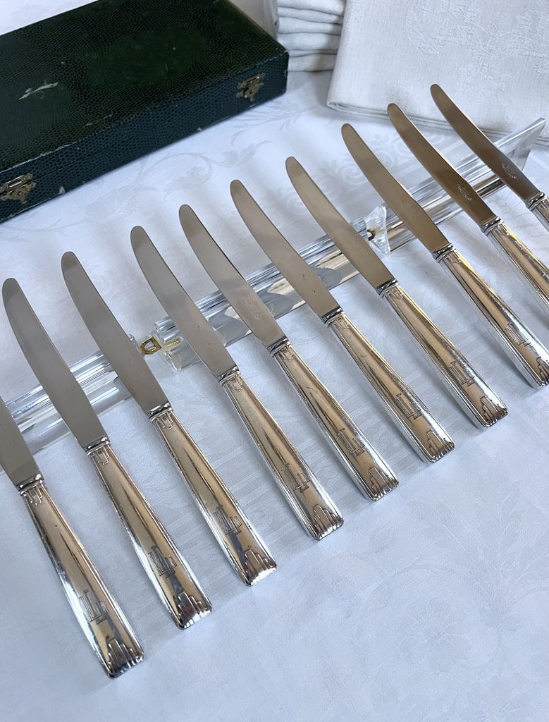 couteaux-entremets-art-deco-metal-blanc-monogrammes-initiales-couverts-anciens-menagere-brocante-antiquaire