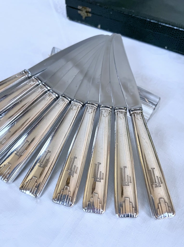 menagere-art-deco-couteaux-entremets-initiales-monogrammes-metal-blanc-acier-inoxydable-couverts-vintage-antiquaire-brocante