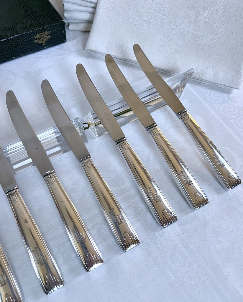 couteaux-entremets-art-deco-metal-blanc-lames-inox-coffret-ecrin-couverts-anciens-vaisselle-vintage-brocante-antiquaire