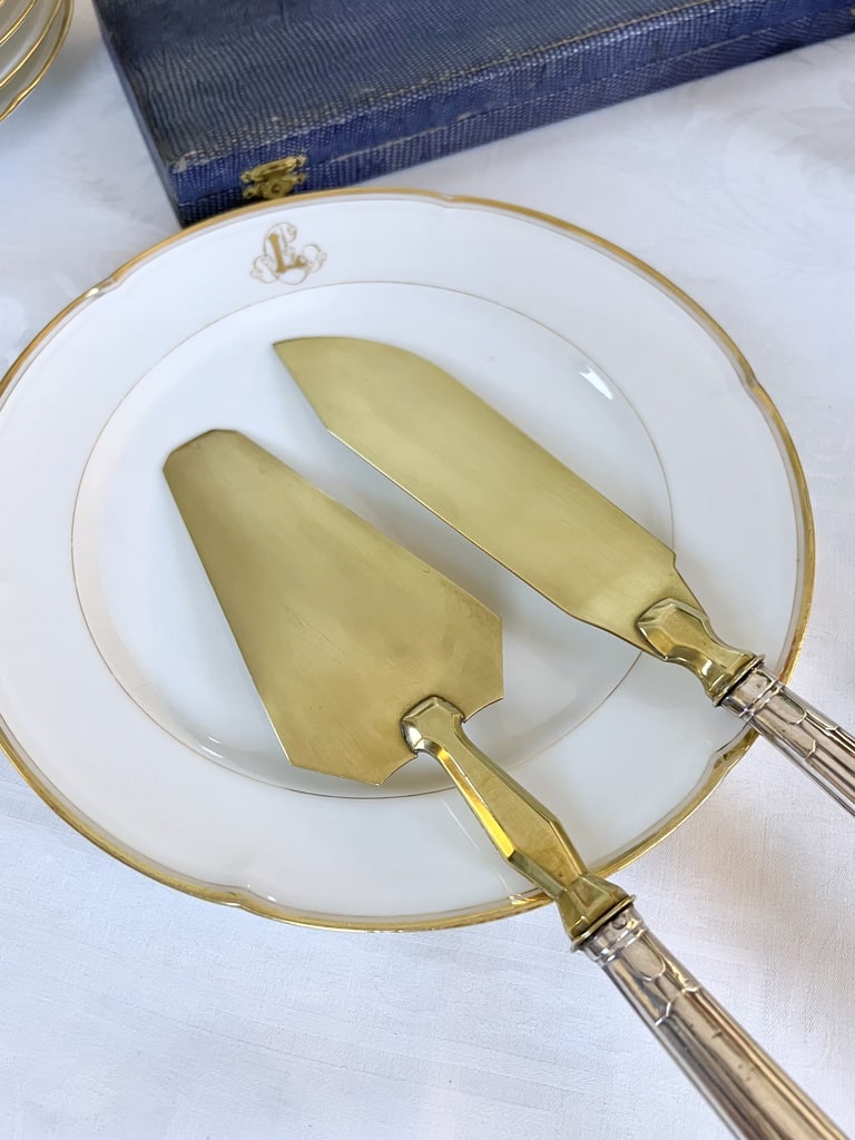 couteaux-de-service-a-dessert-et-pelle-a-gateau-en-laiton-et-argent-epoque-art-deco-couverts-sytle-moderne-antiquaire-brocante