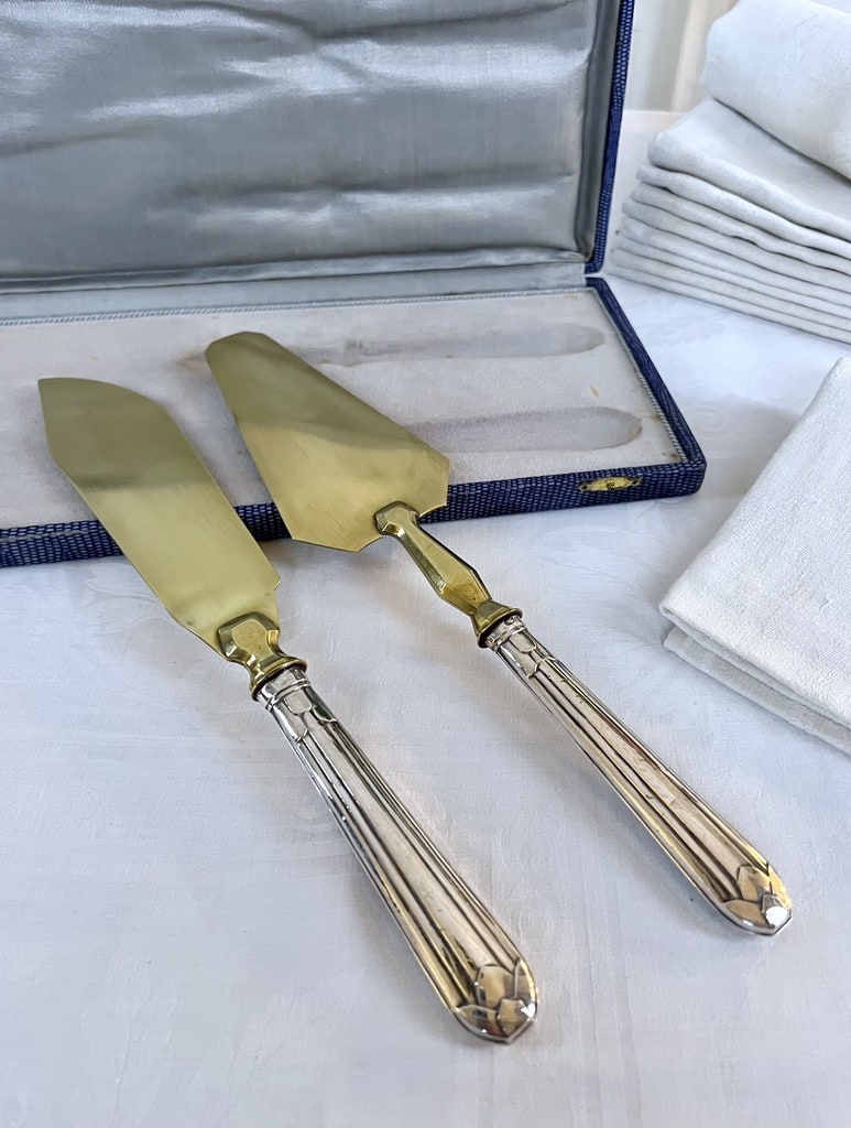 couteaux-et-pelle-a-dessert-couverts-de-service-en-argent-fourre-et-laiton-guilloche-antiquaire-brocante