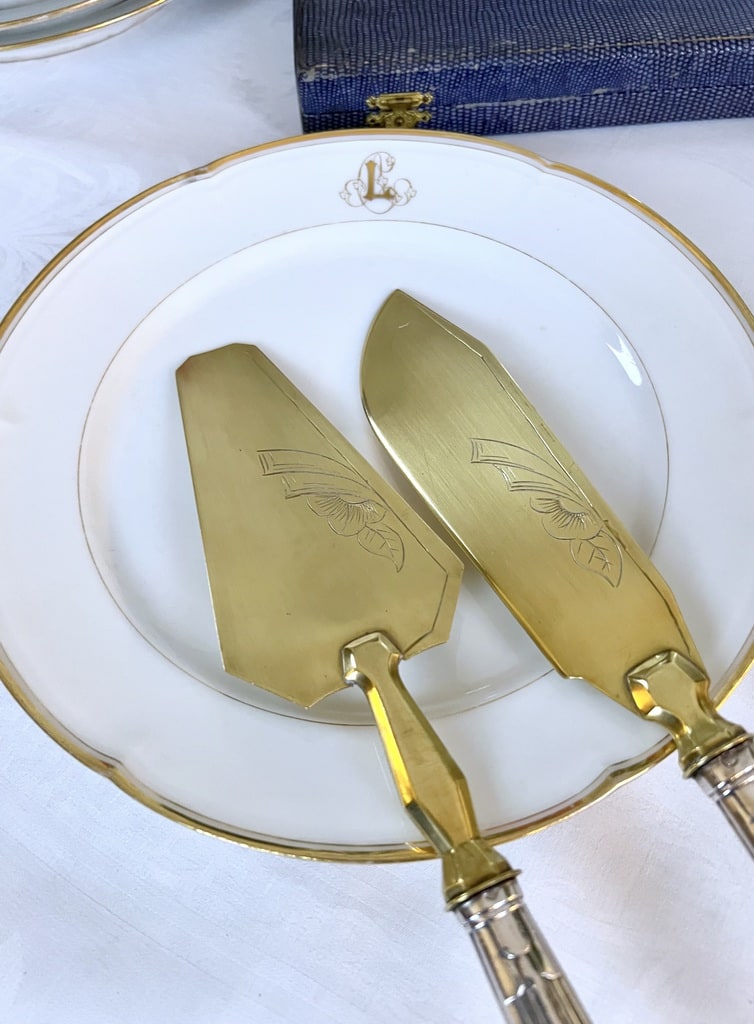 pelle-a-gateau-et-couteau-de-service-a-dessert-art-deco-en-laiton-guilloche-et-argent-fourre-poincon-minerve-brocante-antiquaire-art-de-la-table