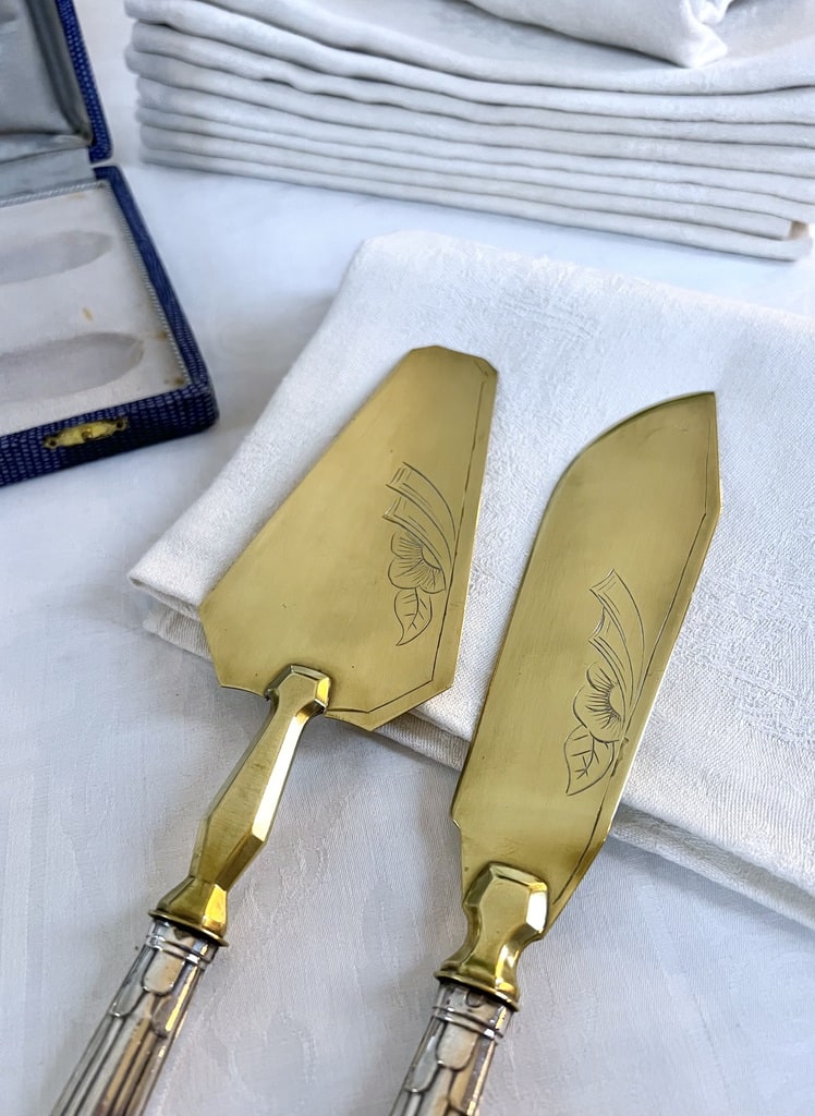 pelle-a-gateau-et-couteau-de-service-en-laiton-guilloche-et-argent-fourre-poincon-minerve-style-art-deco-brocante-antiquaire-art-de-la-table