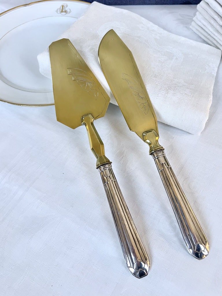 pelle-et-couteaux-a-gateau-en-argent-et-laiton-decor-guilloche-art-de-la-table-vaisselle-vintage-20e-siecle-brocante-antiquaire