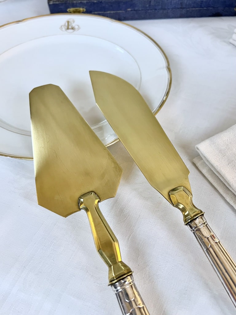 couverts-de-service-art-deco-manche-argent-fourre-et-laiton-guilloche-dessert-gateau-tarte-vaisselle-moderne-brocante-antiquaire