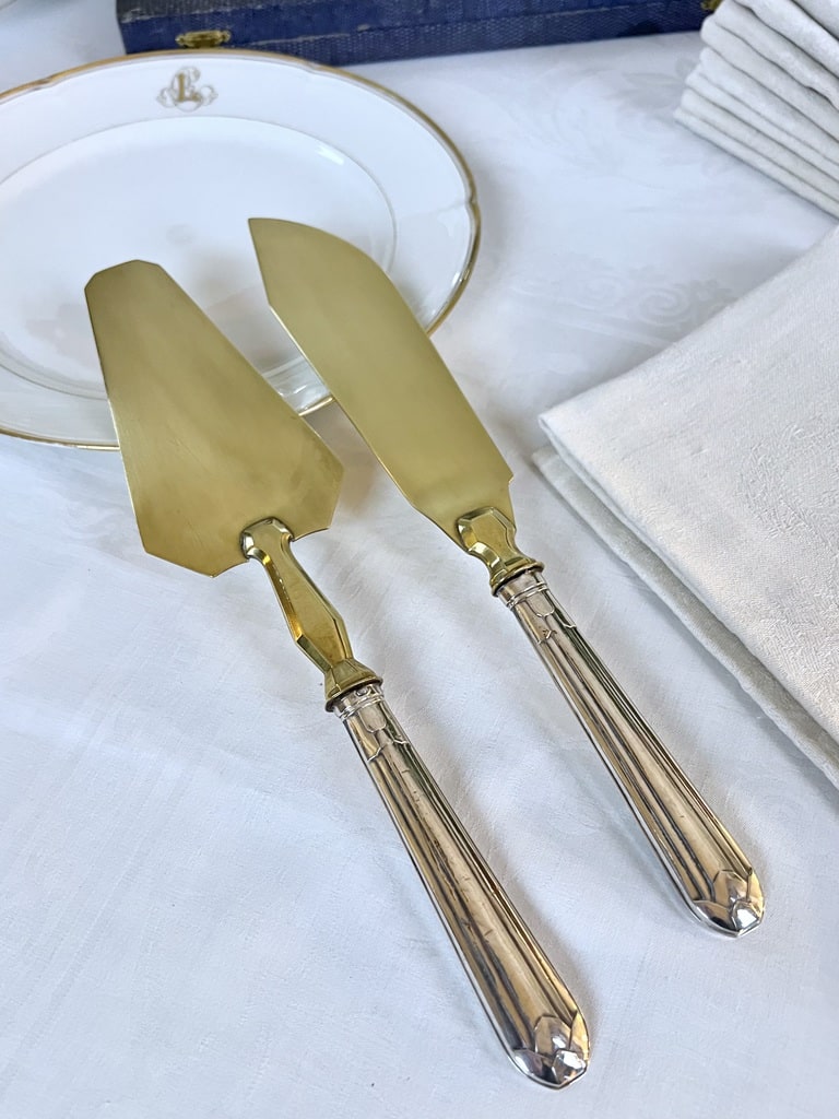 couverts-de-service-anciens-en-argent-et-laiton-epoque-art-deco-1930-style-moderne-brocante-antiquaire-art-de-la-table-vaisselle
