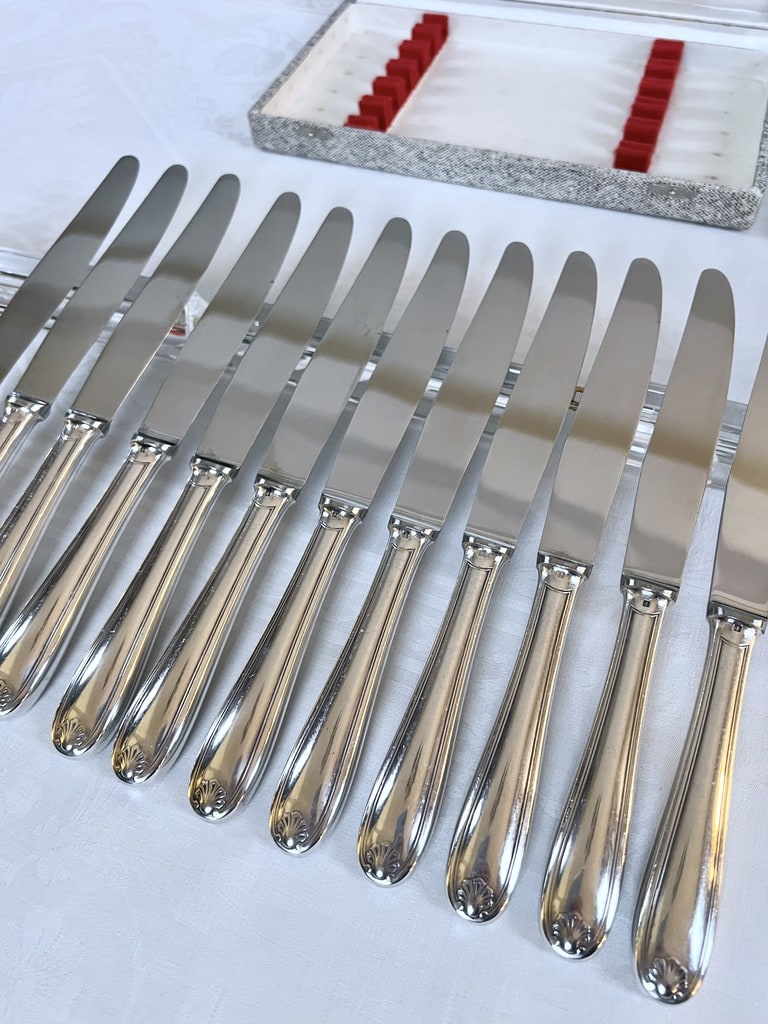 couteaux-vintage-en-métal-argente-et-lames-acier-inoxydable-christofle-modele-coquille-filet-brocante-couverts-anciens-antiquaire