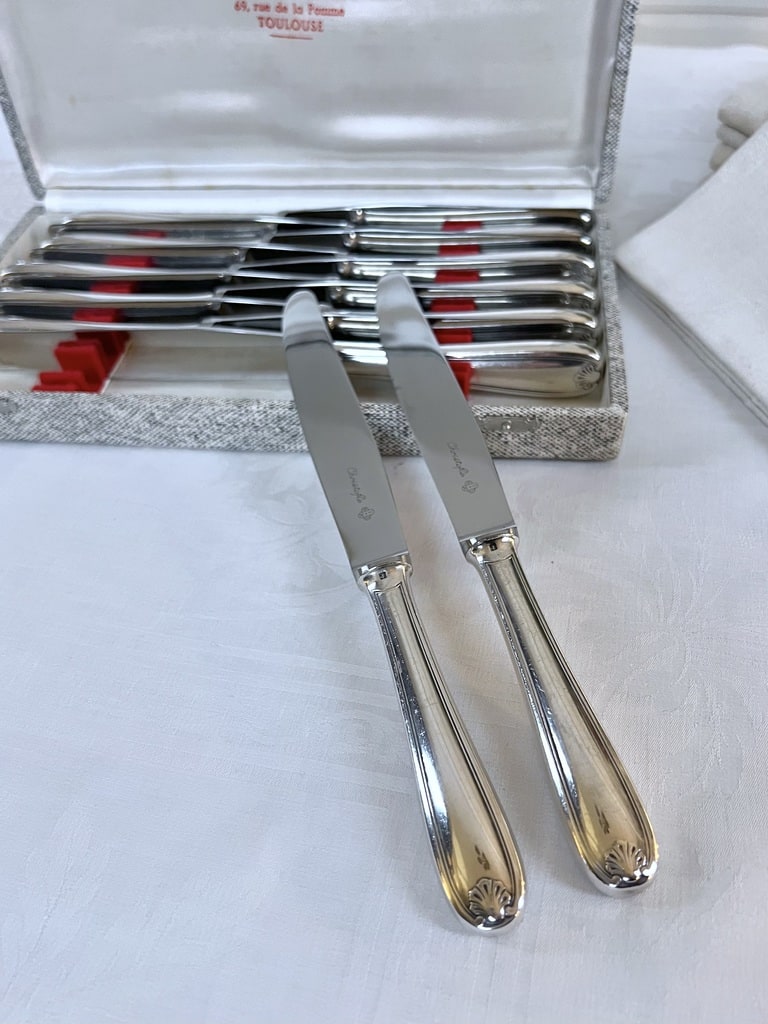 couteaux-de-table-anciens-christofle-metal-argente-lame-inox-modele-coquille-brocante-art-de-la-table-antiquaire