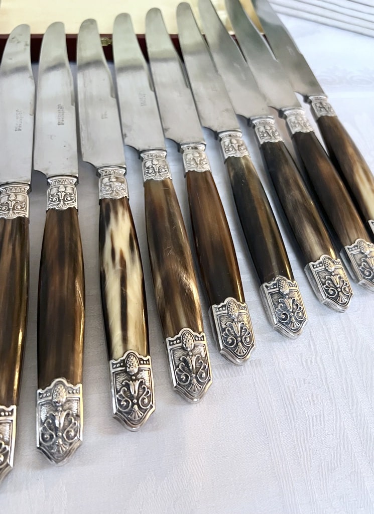 couteaux-anciens-corne-bovine-metal-argente-lame-acier-couverts-art-deco-1930-vaisselle-vintage-brocante-antiquaire
