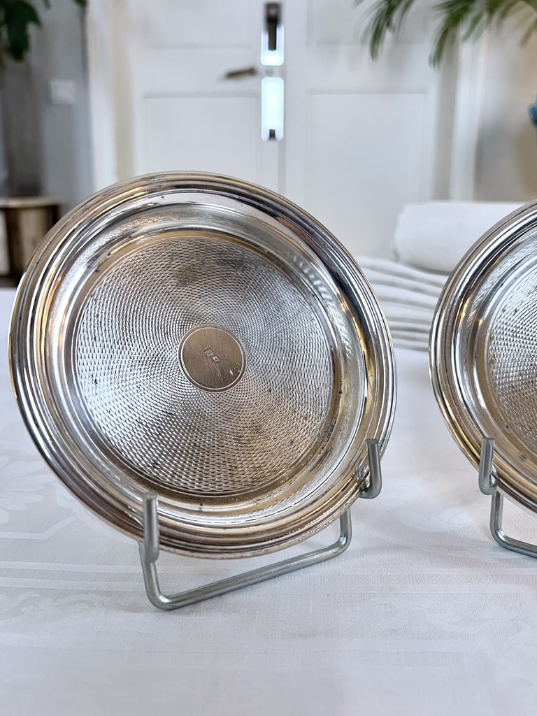 dessous-de-bouteilles-en-metal-blanc-guilloche-accessoire-de-table-antiquaire-brocante-vaisselle-ancienne