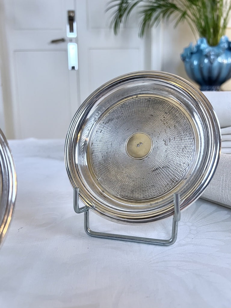 dessous-de-bouteille-ancien-metal-blanc-decor-guilloche-brocante-antiquaire-art-de-la-table