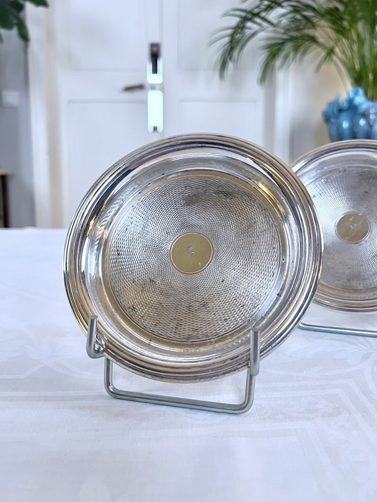 paire-dessous-de-bouteille-anciens-metal-blanc-decor-guilloche-soucoupes-accessoire-de-table-antiquaire-brocante