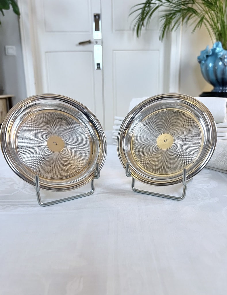 paire-dessous-de-bouteille-metal-blanc-decor-guilloche-coupelle-soucoupe-art-de-la-table-brocante-antiquaire