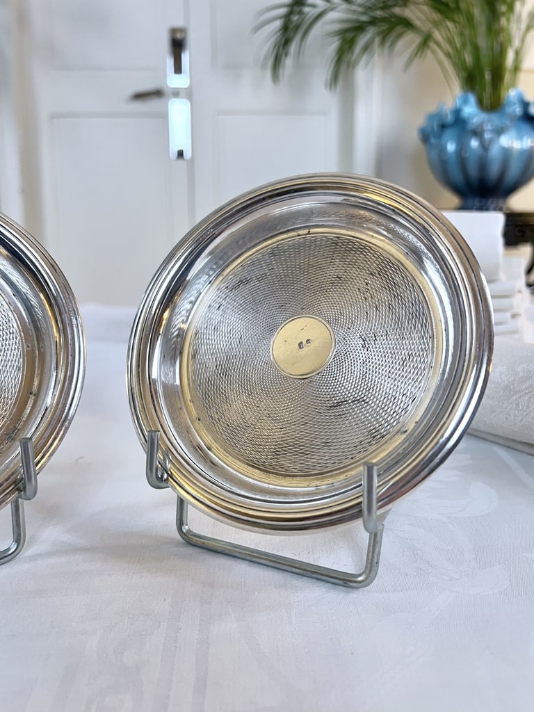 dessous-de-bouteilles-en-metal-blanc-guilloche-art-de-la-table-accessoire-vaisselle-vintage-brocante-antiquaire