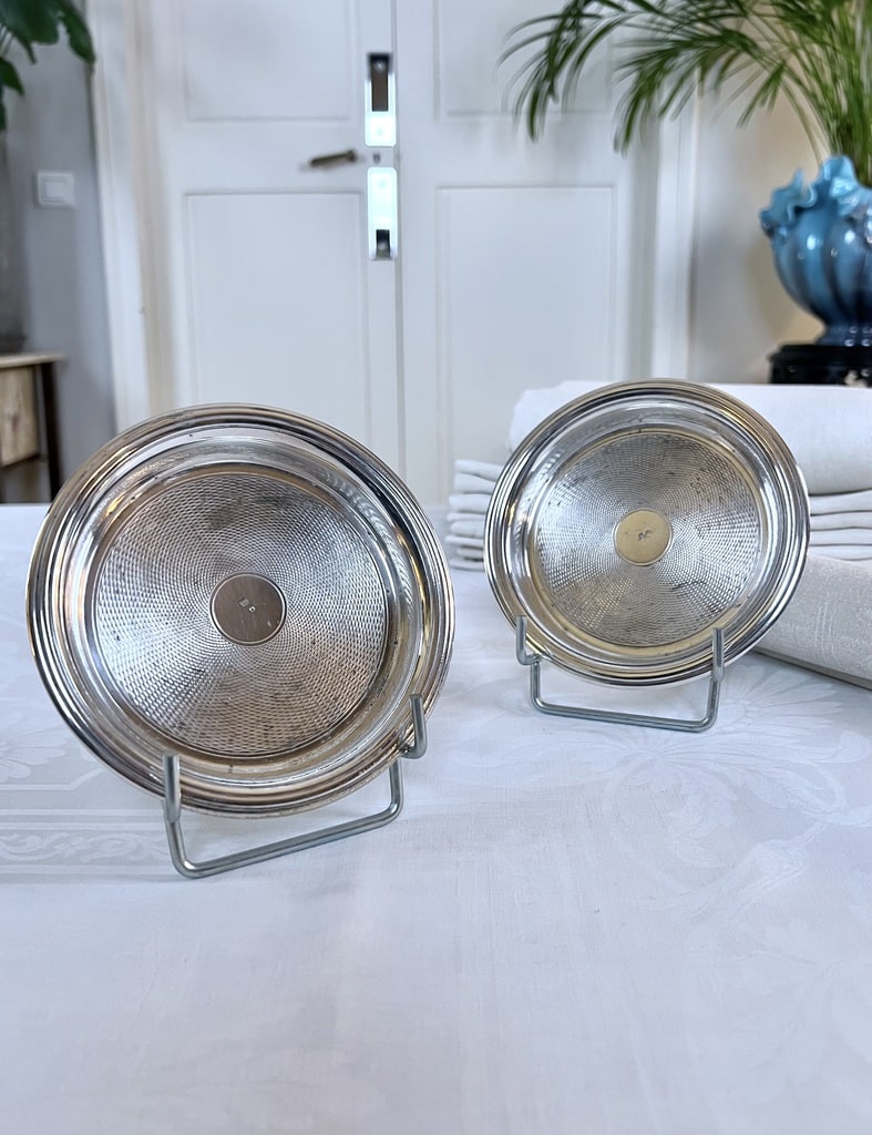 paire-dessous-de-bouteille-metal-blanc-guilloche-vaisselle-vintage-brocante-antiquaire