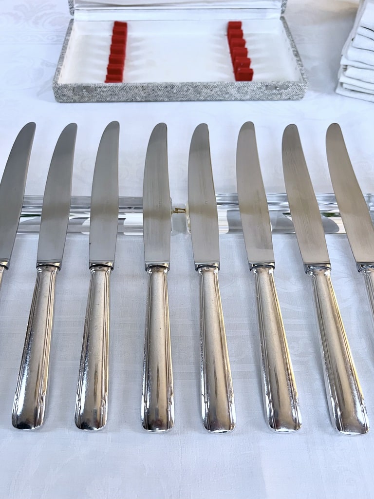 couteaux-art-deco-menagere-style-moderne-metal-argente-lames-inox-art-de-la-table-antiquaire-france-brocante-vaisselle