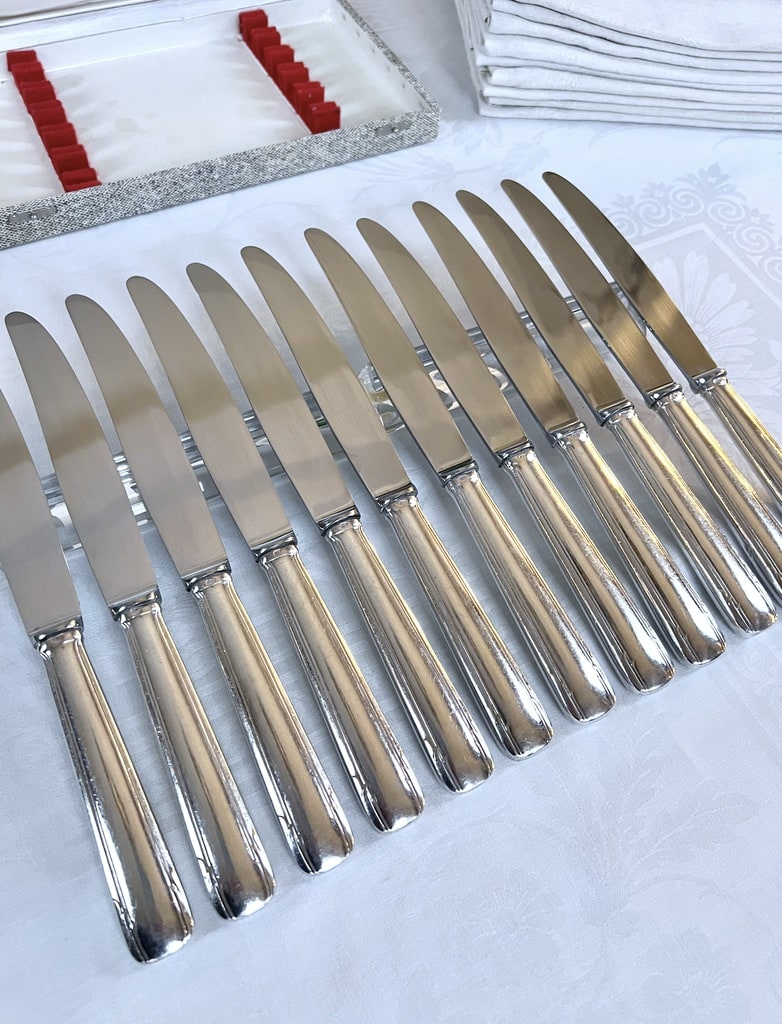 couteaux-de-table-en-metal-argente-couverts-anciens-menagere-vintage-coffret-ecrin-lames-inox-brocante-art-de-la-table-francais