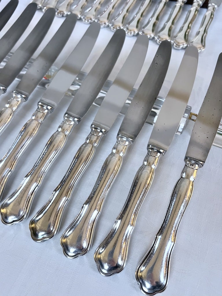 couteaux-de-table-et-entremets-metal-argente-chiffre-initiales-monogrammes-coffret-24-pieces-ecrin-menagere-brocante-art-de-la-table-antiquaire