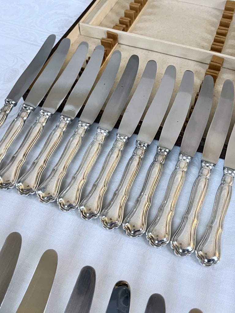 coffret-menagere-couteaux-24-pieces-metal-argente-entremets-couverts-anciens-vaisselle-style-classique-antiquaire-brocante
