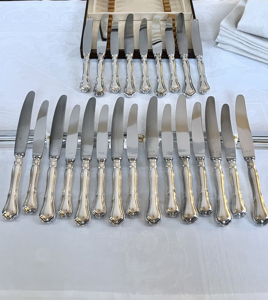 couteaux-de-table-et-entremets-manche-metal-argente-lames-inox-monogrammes-initiales-coffret-menagere-ancienne-antiquaire-brocante