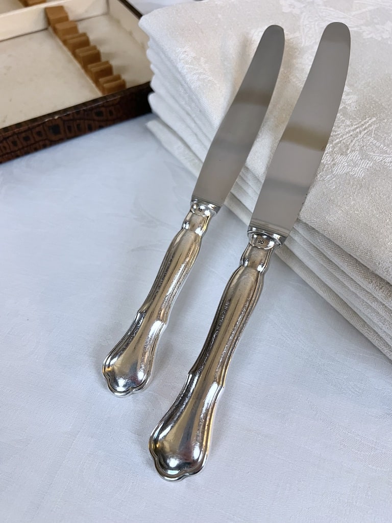 couteaux-de-table-et-entremets-metal-argente-lame-acier-initiales-monogrammes-ecrin-menagere-antiquaire-brocante