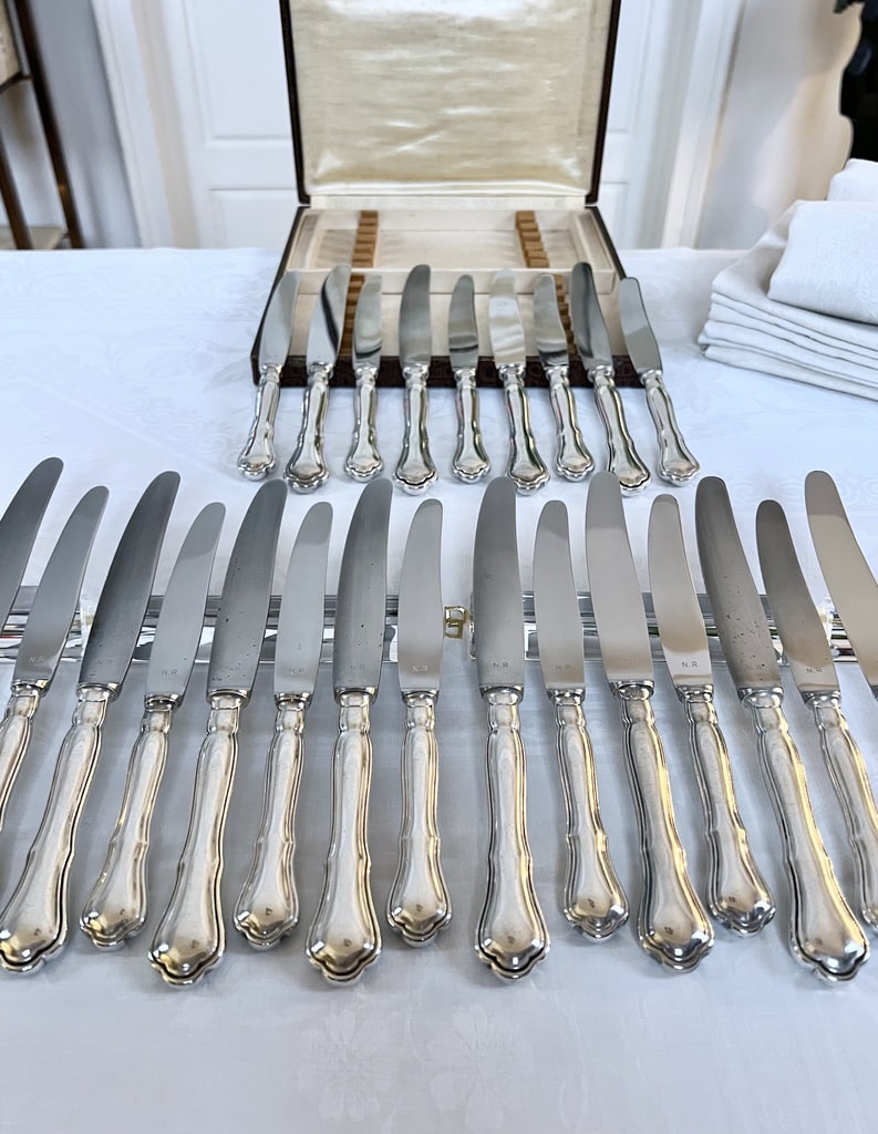couteaux-de-table-et-entremets-metal-argente-lames-acier-inoxydable-initiales-monogrammes-menagere-ancienne-vaisselle-brocante-antiquaire