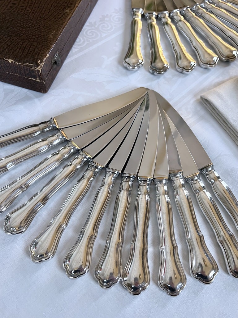 couteaux-de-table-et-entremets-24-pieces-metal-argente-menagere-coffret-ecrin-couverts-anciens-monogrammes-initiales-vaisselle-antiquaire-brocante