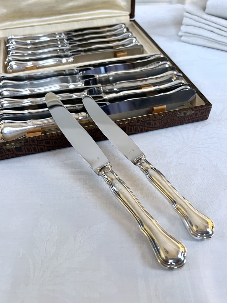couteaux-anciens-metal-argente-et-inox-monogrammes-initiales-chiffre-couverts-art-de-la-table-antiquaire-brocante