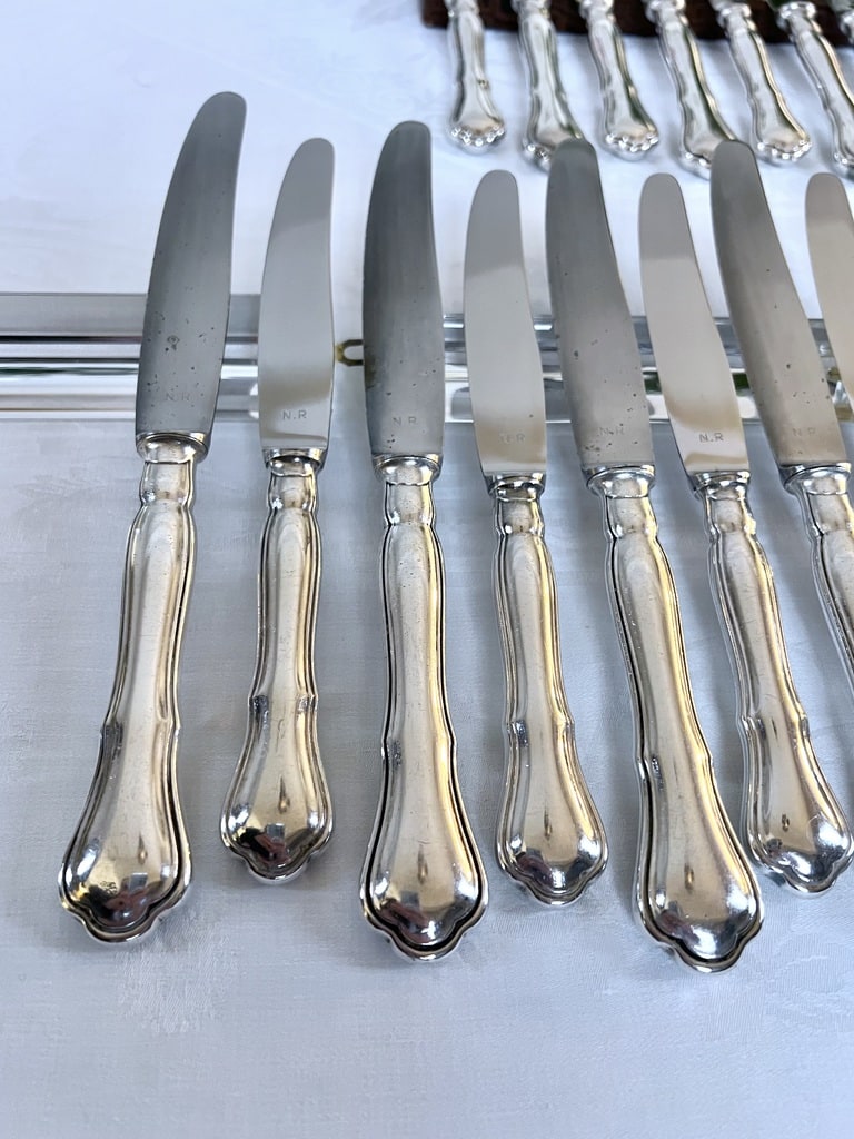 couteaux-de-table-et-entremets-manche-metal-argente-lames-acier-inoxydable-monogrammes-initiales-coffret-ecrin-menagere-vaisselle-brocante-antiquaire-france