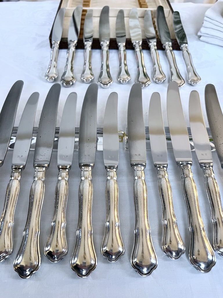 couteaux-de-table-et-entremets-metal-argente-lames-inox-vaisselle-ancienne-brocante-menagere-couverts-art-de-la-table