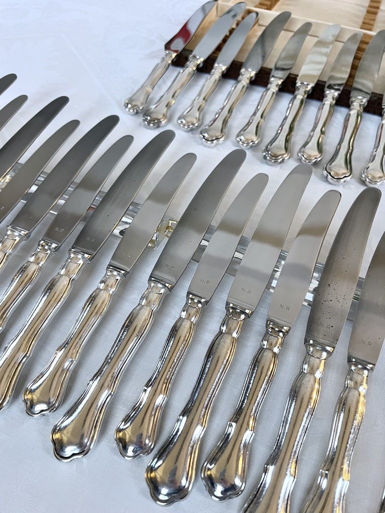 couteaux-de-table-et-entremets-metal-argente-lames-inox-chiffre-initiales-monogrammes-coffret-menagere-couverts-vaisselle-brocante-antiquaire