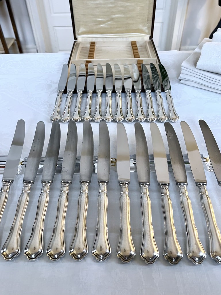 couteaux-de-table-coffret-24-piece-metal-argente-lame-brocante-art-de-la-table-couverts-antiquaire