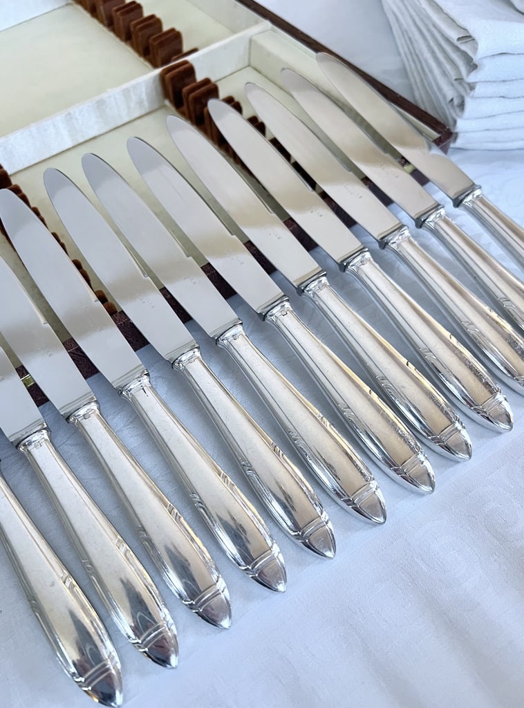 couteaux-entremets-art-deco-manche-metal-argente-lames-inox-menagere-ancienne-art-de-la-table-vaisselle-moderne-20e-siecle-antiquaire-brocante