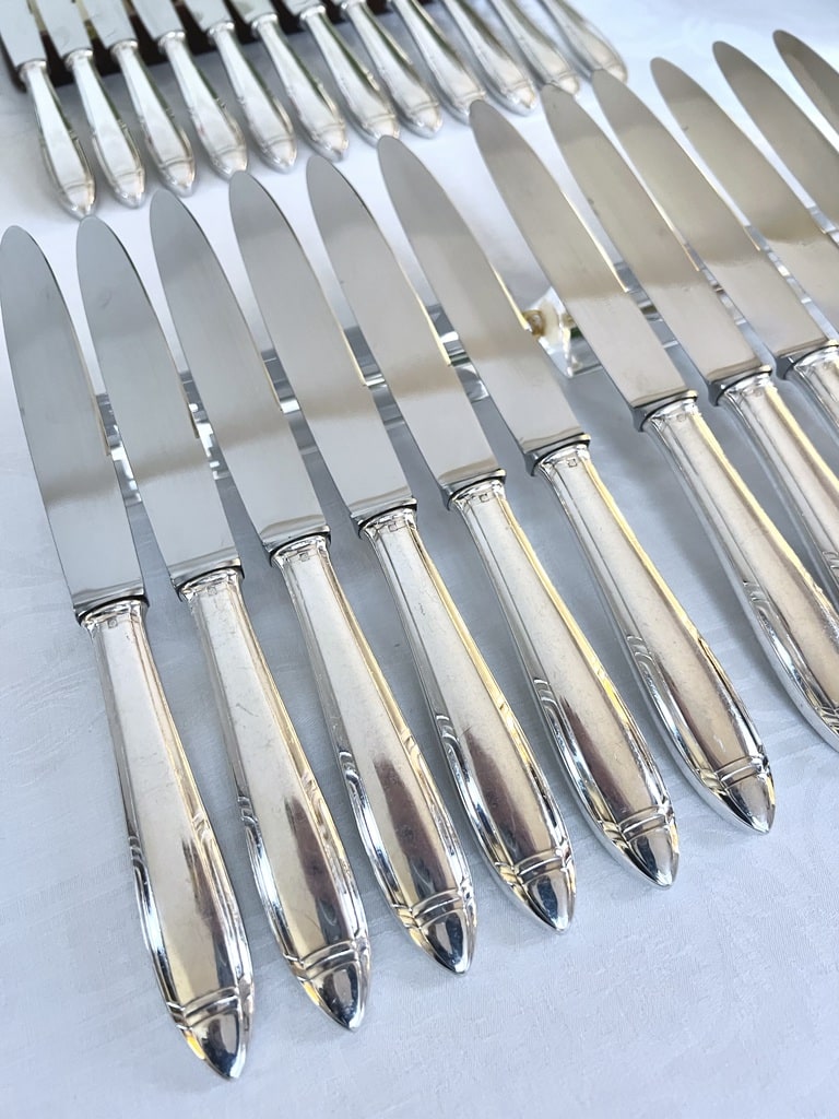 couteaux-art-deco-viande-entremets-manche-metal-argente-lames-inox-menagere-ancienne-art-de-la-table-brocante-vintage-antiquites