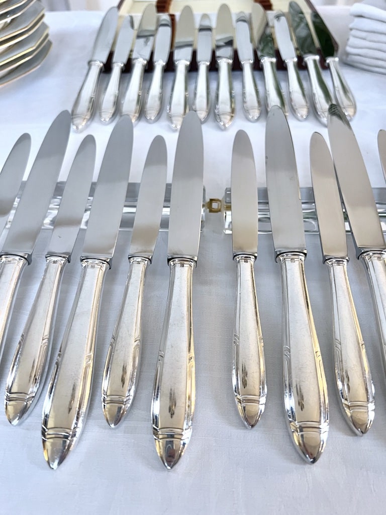 menagere-de-couteaux-metal-argente-epoque-art-deco-style-moderne-vaisselle-vintage-20e-siecle-couverts-antiquaire-brocante-art-de-la-table