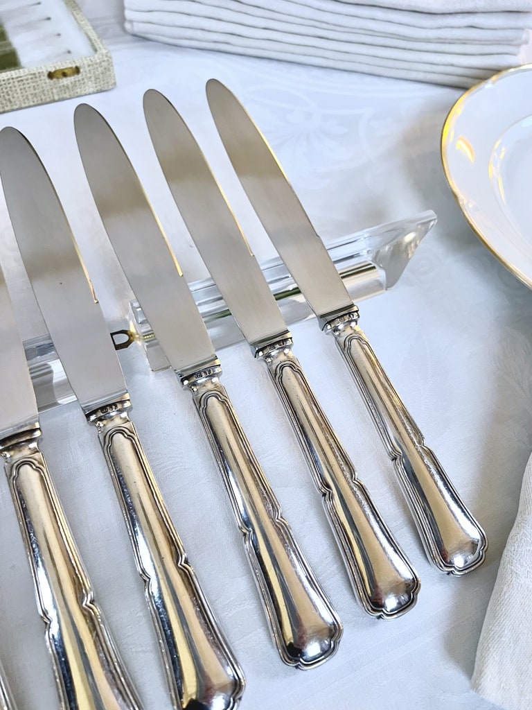 couteaux-de-table-vintage-couverts-anciens-menagere-metal-argenté-lames-inox-brocante-art-de-la-table-antiquaire