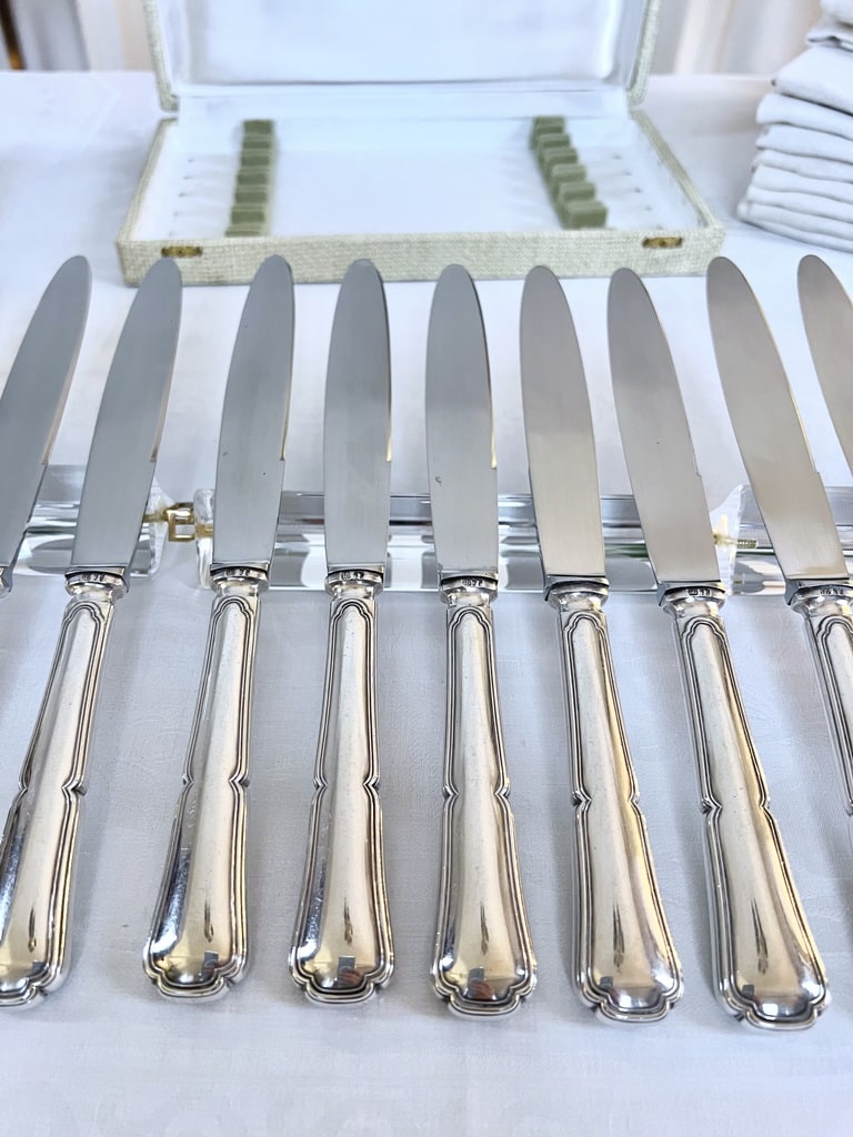 couteaux-de-table-vintage-manches-metal-argente-lames-inox-coffret-art-de-la-table-brocante-antiquaire