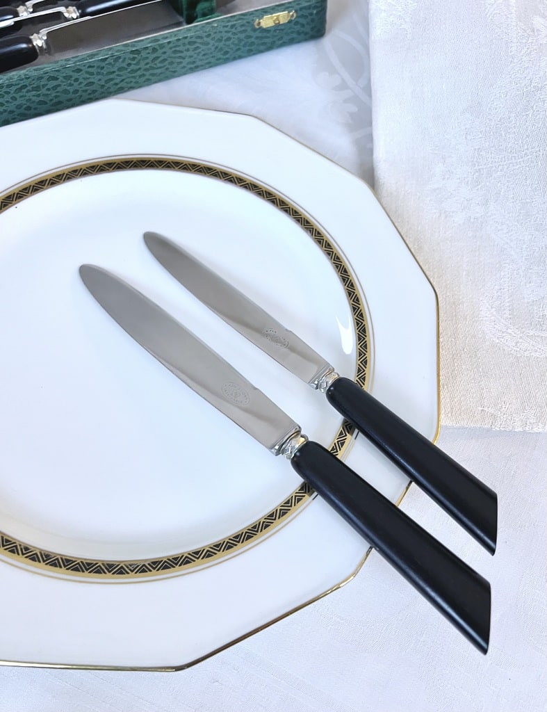 couteaux-viande-et-entremets-manche-ebene-metal-argente-lame-acier-inoxydable-menagere-art-deco-vaisselle-vintage-brocante-antiquaire