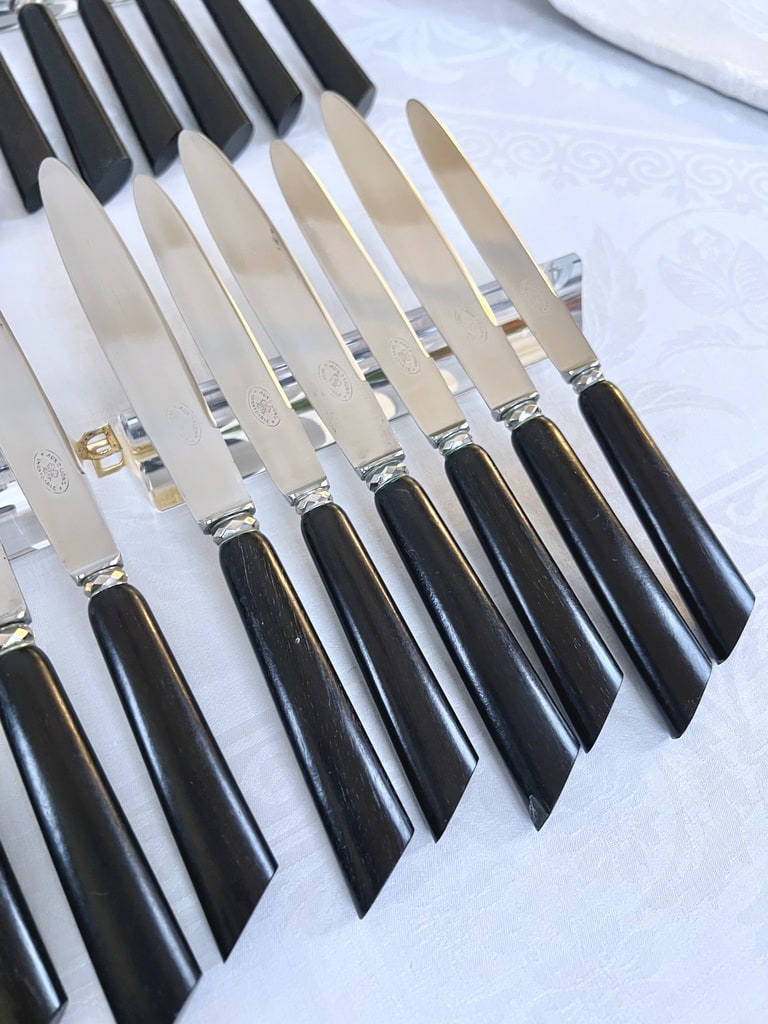 coffret-couteaux-anciens-manche-bois-ebene-viroles-metal-argente-lame-acier-inoxydable-couverts-art-deco-brocante-vintage-antiquites