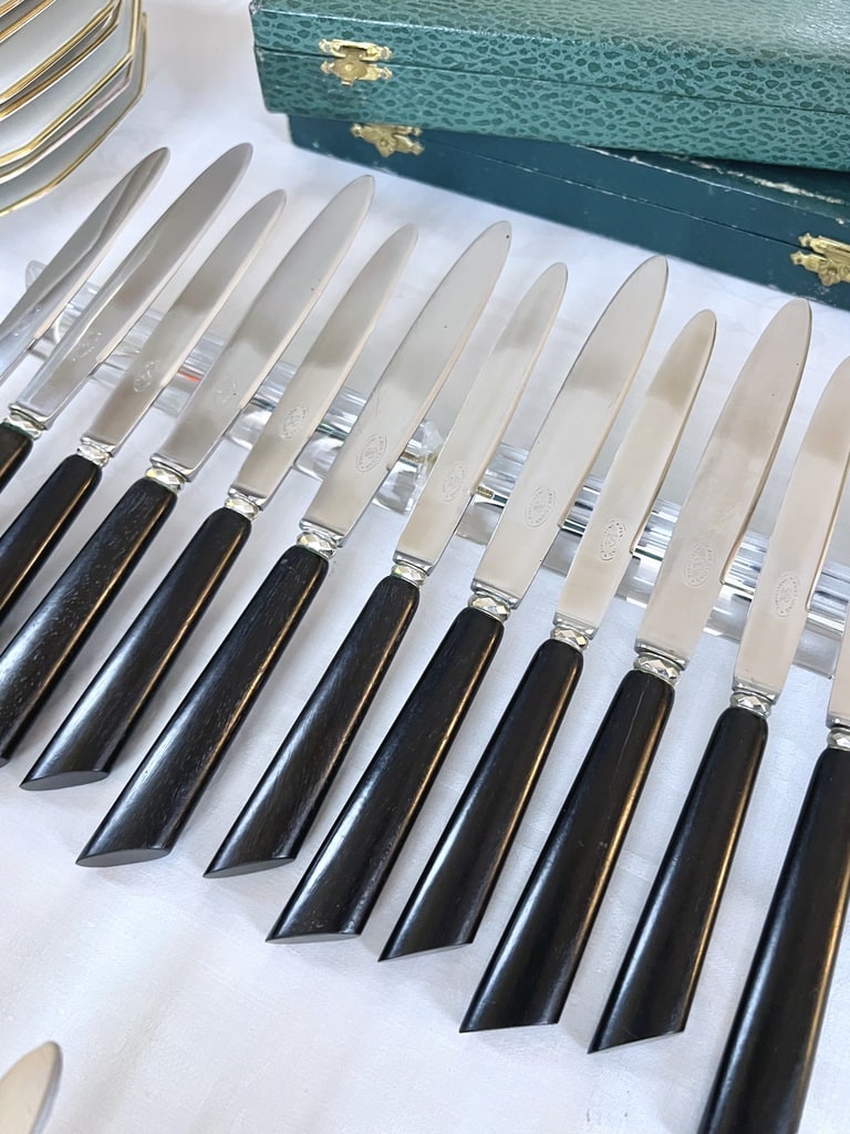 couteaux-de-table-entremets-ebene-inox-metal-argente-coffret-menagere-couverts-moderne-20e-siecle-antiquaire-brocante