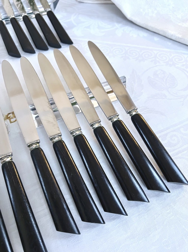 couteaux-art-deco-entremets-viande-manche-ebene-metal-argente-lame-inox-menagere-vintage-art-de-la-table-vaisselle-ancienne-brocante-antiquaire