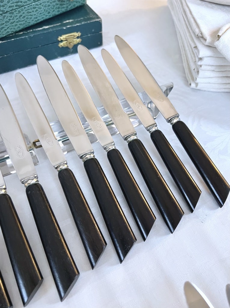 couteaux-art-deco-en-ebene-metal-argente-et-inox-entremets-coffret-24-pieces-menagere-vintage-art-dela-table-antiquaire-france-brocante