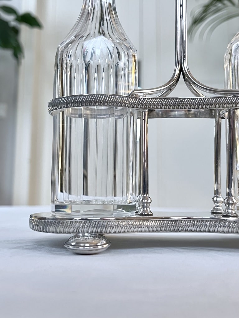 burettes-huile-vinaigre-flacons-verre-serviteur-metal-argente-art-de-la-table-ancien-brocante-vintage-antiquaire