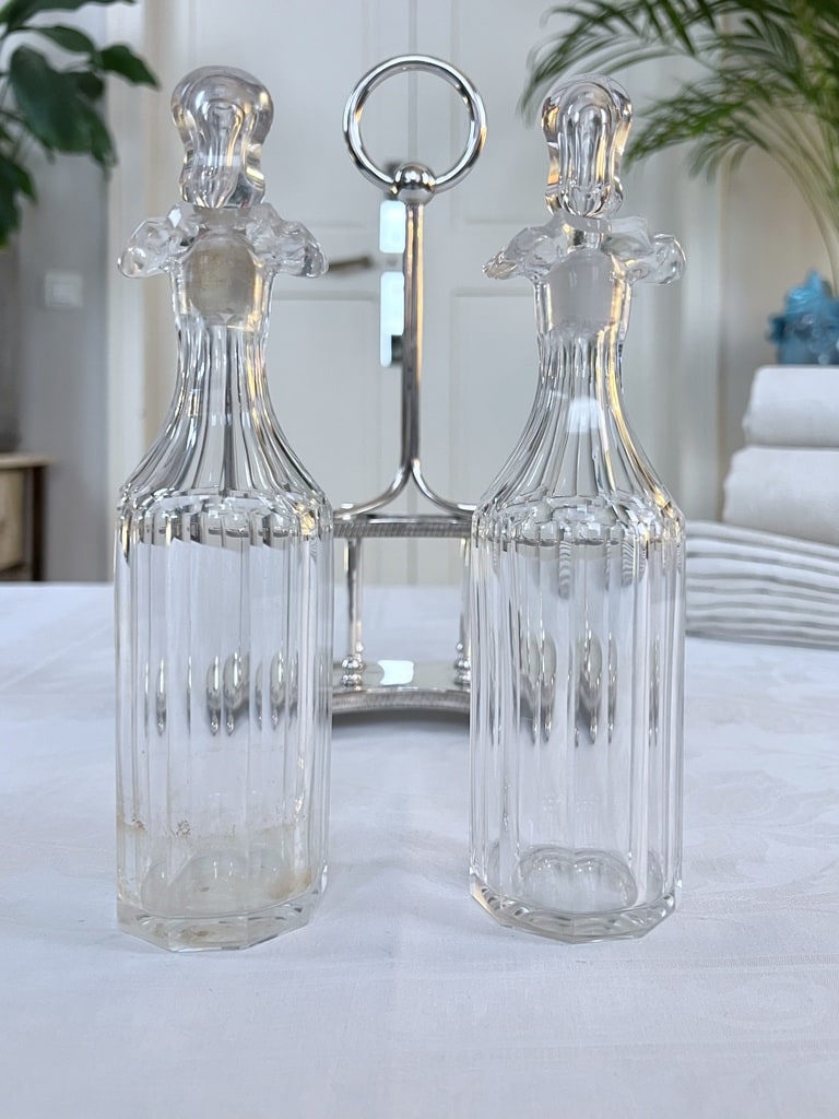 burettes-huile-vinaigre-verre-serviteur-metal-argente-vaisselle-ancienne-brocante-antiquaire-france