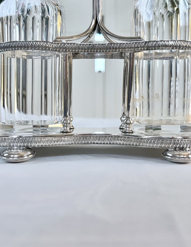 serviteur-huile-vinaigre-condiments-burettes-facons-en-verre-et-metal-argente-brocante-antiquites-art-de-la-table