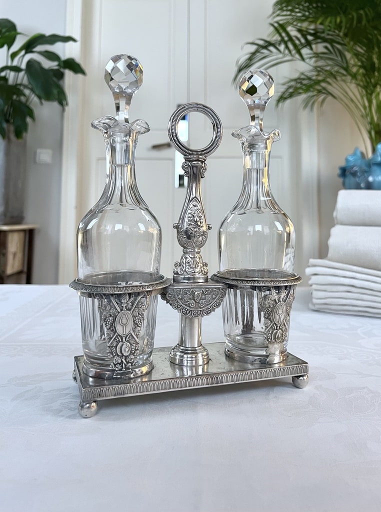huile-vinaigre-en-regule-argente-flacons-verre-bouchon-cristal-art-de-la-table-accessoire-service-brocante-antiquaire