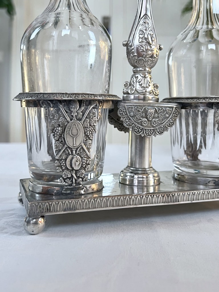 serviteur-ancien-en-regule-argente-art-de-la-table-condiments-flacons-verre-bouchon-cristal-brocante-vaisselle-argenterie-antiquaire-france