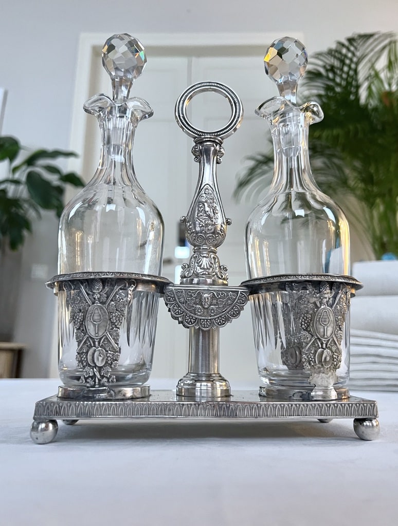 serviteur-de-table-condiments-huile-vinaigre-flacons-verre-bouchons-cristal-regule-argente-decor-embouti-brocante-art-de-la-table-vaisselle-vintage-antiquaire