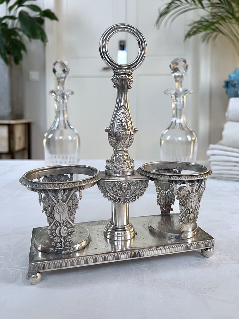 serviteur-ancien-huile-vinaigre-regule-argente-decor-embouti-vaisselle-service-de-table-vintage-brocante-antiquaire